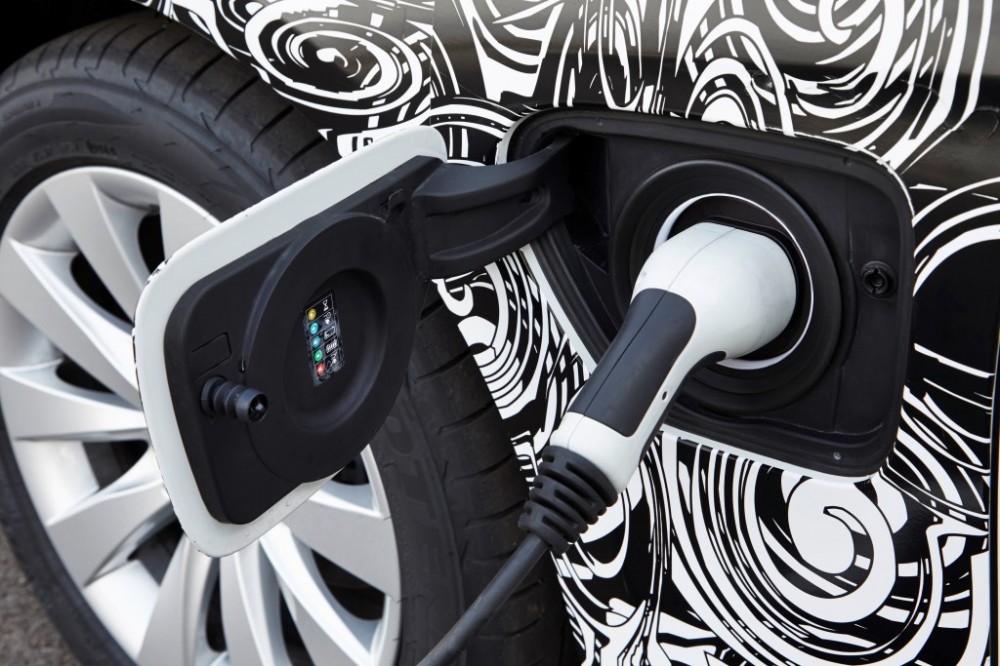 BMW 3 iš tinklo įkrunamo hibrido prototipas (7)