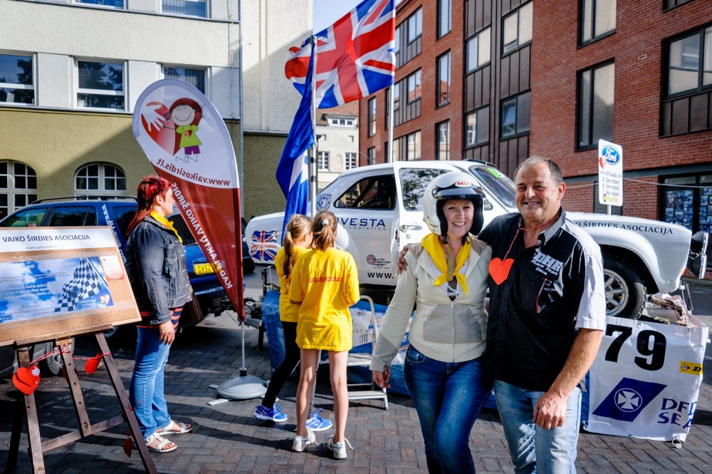 A.Kubaitis - Vaiko sirdies asociacijos prezidentė D.Jonauskienė ir lenktynininkas Dave Holland 2015m. ,,<a href='https://www.tv3.lt/gaires/juros-svente' target='_blank' class='phrase'>Jūros šventėje</a>''