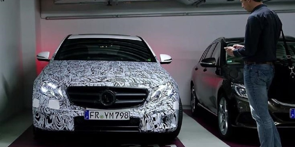 mercedes-benz-i-naujos-kartos-e-klase-sumontuos-7-serijos-bmw-technologijas-1000x500