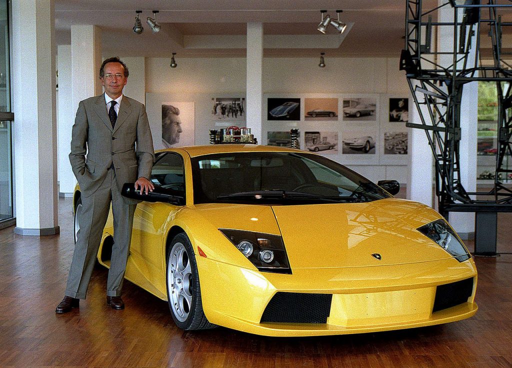 Walteris de Silva šalia Lamborghini Murcielago