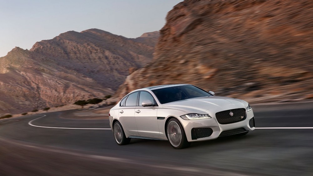 gallery03_jaguarxf_s_dynamic_01_device_desktop_1336x769_tcm76-153124_desktop_1366x769