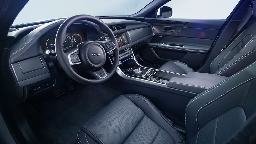 gallery_jaguarxf_s_interior_01_device_desktop_1336x769_tcm76-153119_desktop_1366x769