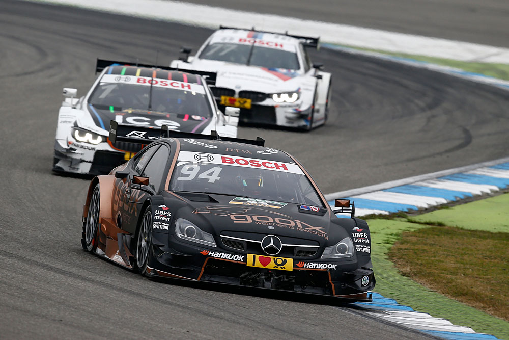 #94 Pascal Wehrlein, <a href='https://www.autobilis.lt/skelbimai/naudoti-automobiliai/mercedes-benz' target='_blank' class='phrase'>Mercedes</a>-AMG C 63 DTM, #1 Marco Wittmann, <a href='https://www.autobilis.lt/skelbimai/naudoti-automobiliai/bmw' target='_blank' class='phrase'>BMW</a> M4 DTM