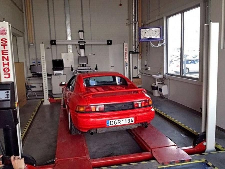 Toyota MR2 TA stotyje