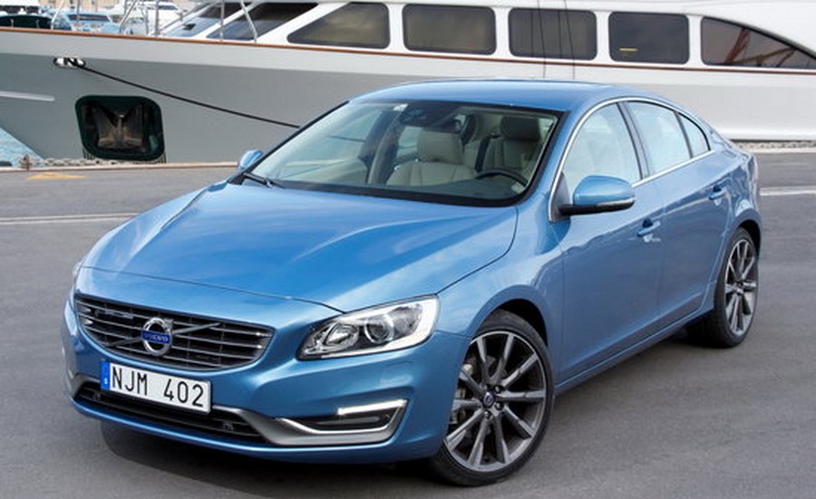 volvo-s60-t6-blue-front-side-boat