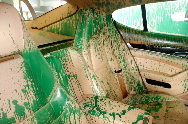 Kaip specialistai tvarkė vandalų nusiaubtą „Porsche Panamera“ interjerą (4)