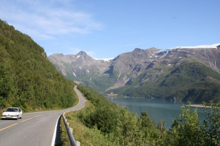 3 ) Kystriksveien coastal route (Norvegija)