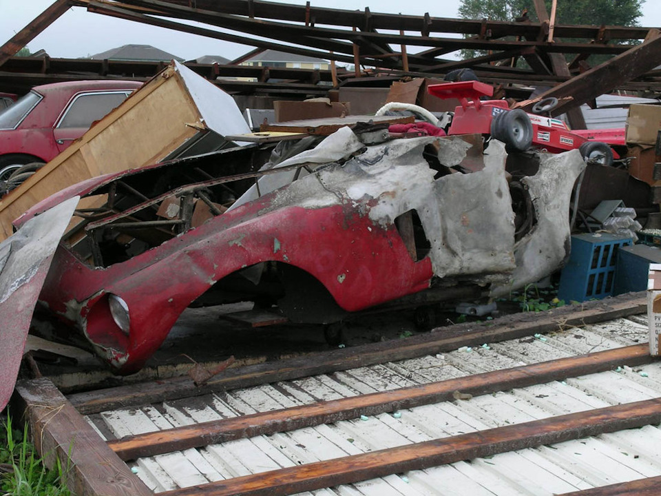 Sugriuvusio garažo viduje - milijonus eurų verti „Ferrari“ automobiliai  (1)