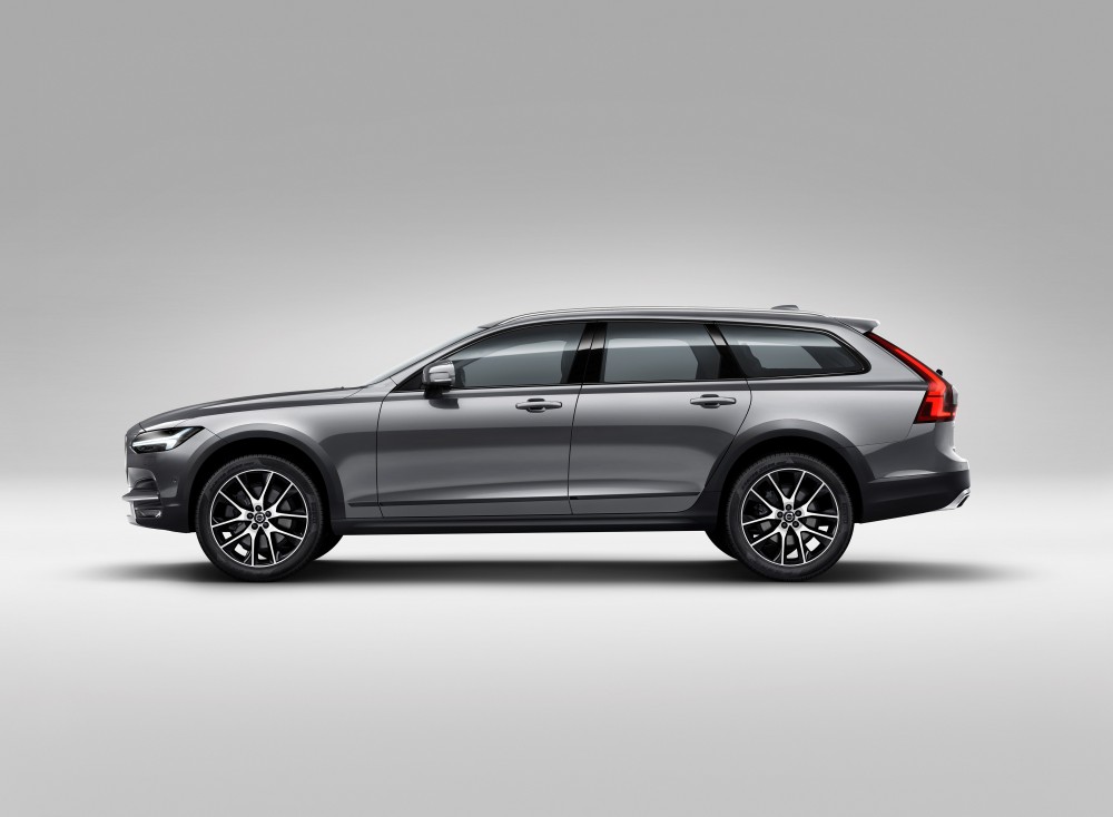 New Volvo V90 Cross Country Studio