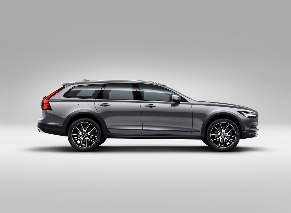 New Volvo V90 Cross Country Studio