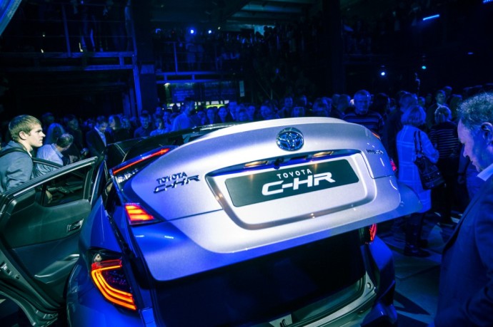 Toyota C-HR“ miesto visureigis