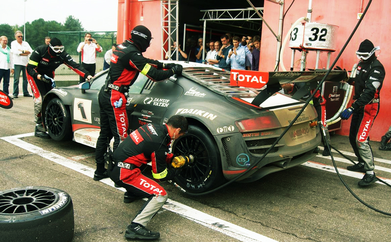 Kokia lenktynių mechaniko