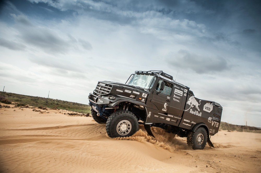Naujasis Kamaz tiek savo forma tiek savybėmis primega G klasės <a href='https://www.autobilis.lt/skelbimai/naudoti-automobiliai/mercedes-benz' target='_blank' class='phrase'>Mercedes</a> - greitas ir neįveikiamas
