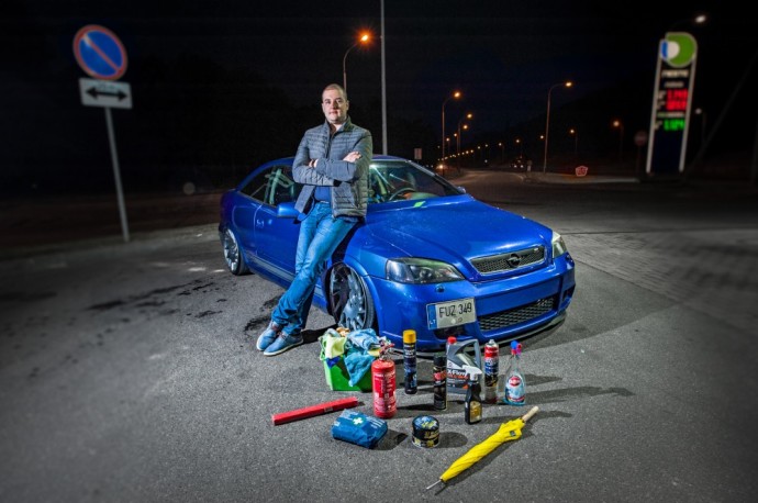 Mantas, vairuojantis pneumatinę važiuoklę turintį „Opel Astra“.