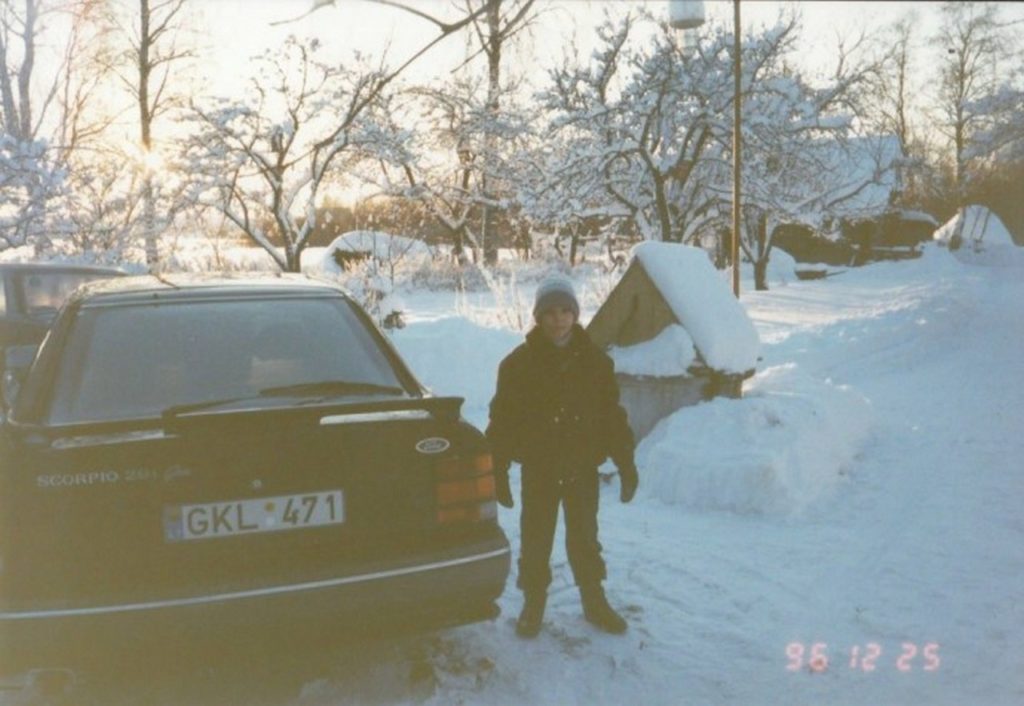 Vaidas šalia Ford Scorpio automobilio