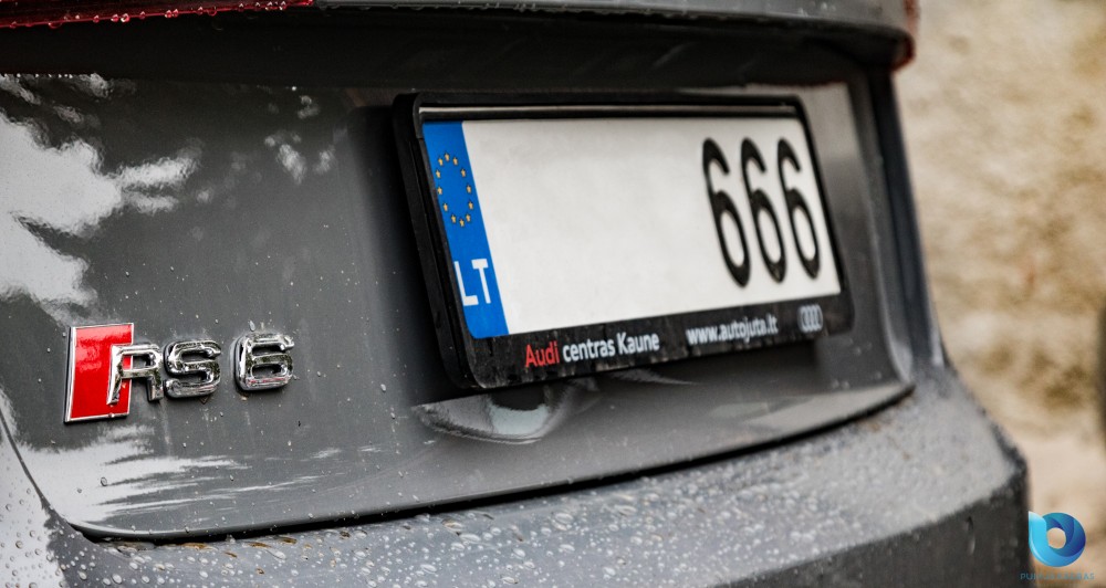 <a href='https://www.autobilis.lt/skelbimai/naudoti-automobiliai/audi' target='_blank' class='phrase'>Audi</a> RS6 Avant (2)