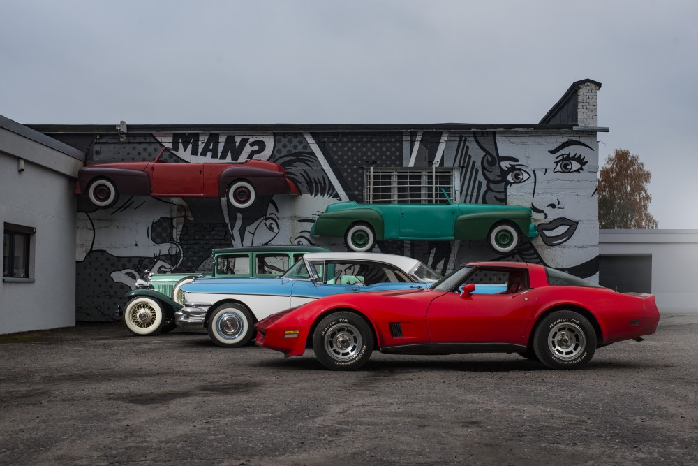 Šarūno Žitkevičiaus dirbtuvių kiemas ( Arnoldo Ivanausko nuotr.) Classic Car Loft automobilių parkas