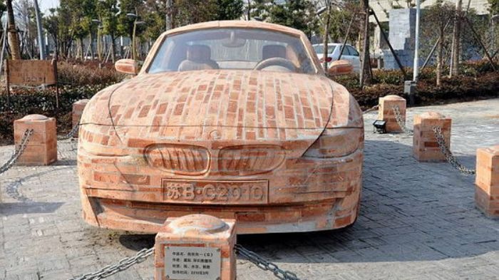 Iš plytų pagaminta <a href='https://www.autobilis.lt/skelbimai/naudoti-automobiliai/bmw' target='_blank' class='phrase'>BMW</a> Z4 (1)