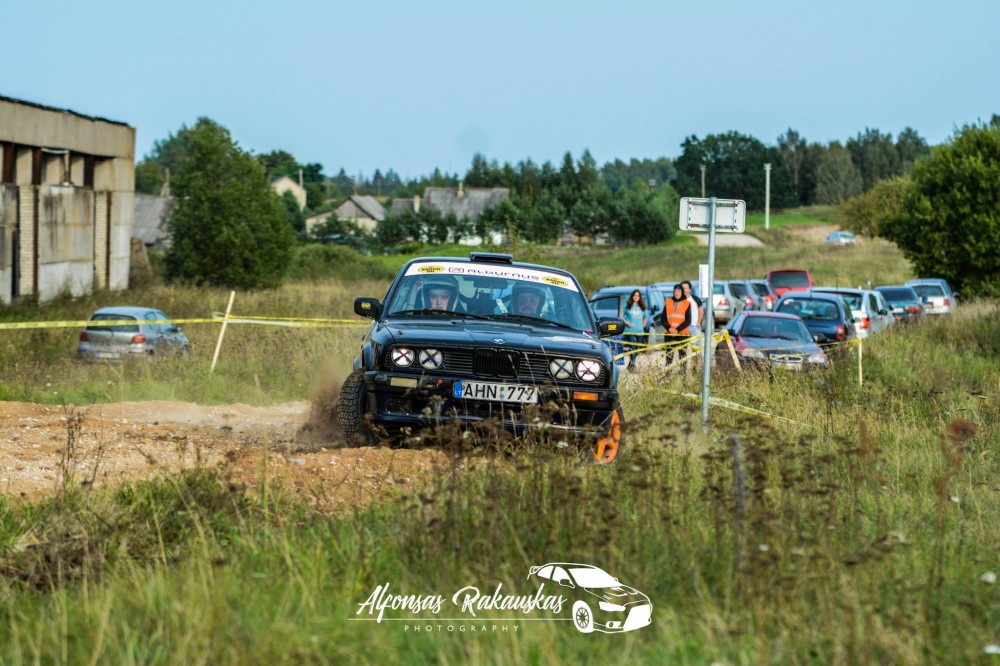 <a href='https://www.autobilis.lt/skelbimai/naudoti-automobiliai/bmw' target='_blank' class='phrase'>BMW</a> bolidas