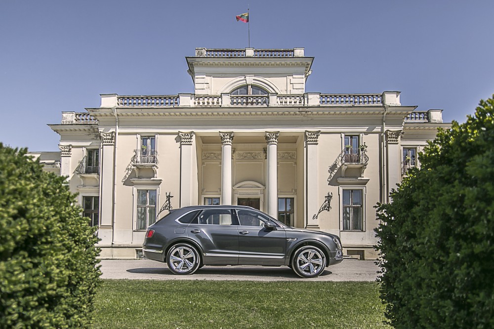 Bentley Bentayga V8 (1)