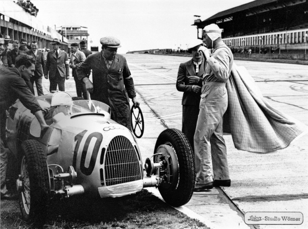 Hansas Stuckas šalia Auto-Union bolido