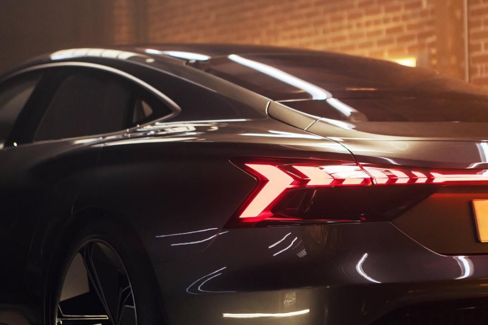 <a href='https://www.autobilis.lt/skelbimai/naudoti-automobiliai/audi' target='_blank' class='phrase'>Audi</a> E-Tron GT (nuotr. Jeremy Cliff) (2)