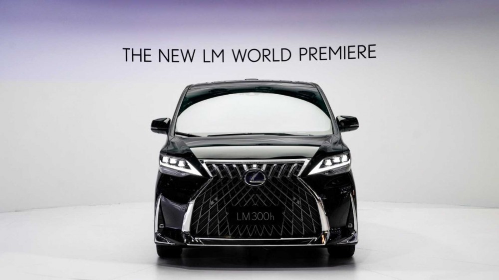 Lexus LM – prabangus vienatūris iš Japonijos 