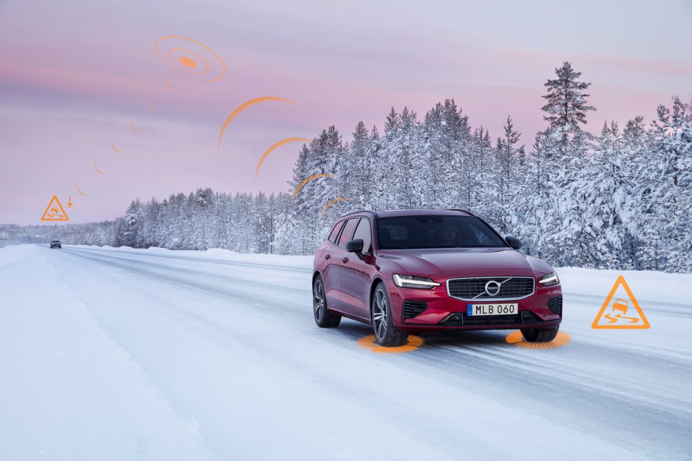 Volvo „Avarinių šviesų perspėjimo“ ir „Slidaus kelio perspėjimo“ sistema