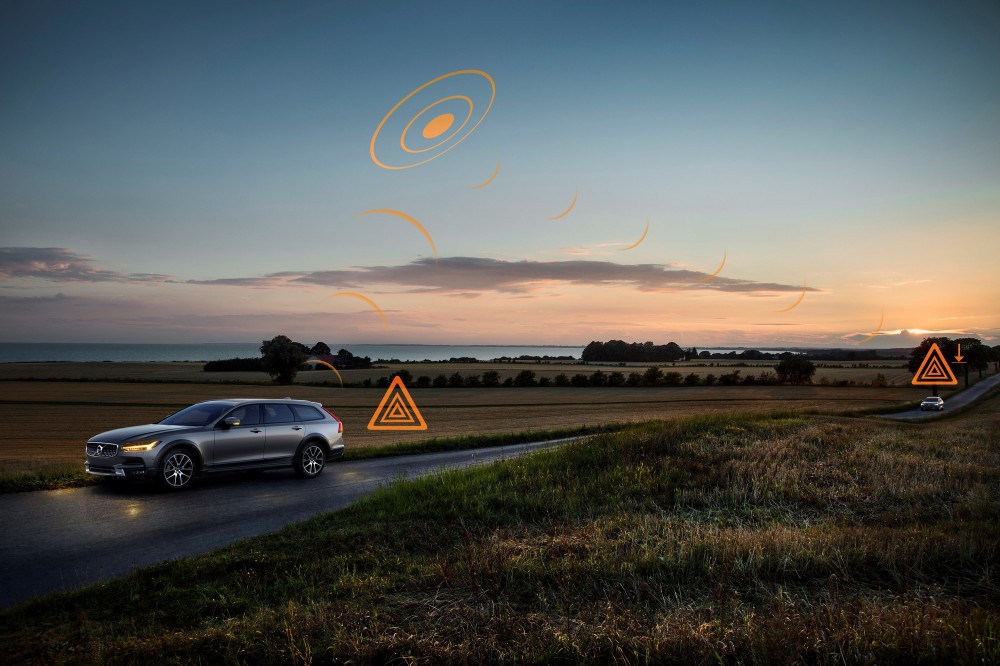 Volvo „Avarinių šviesų perspėjimo“ ir „Slidaus kelio perspėjimo“ sistema