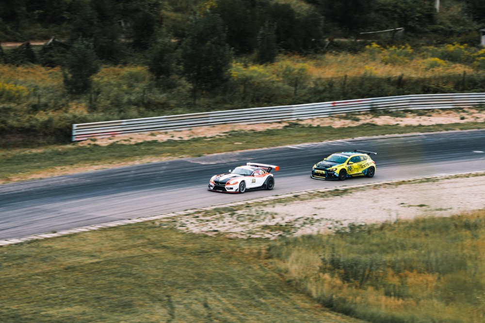 „Tauras Racing“ komandos bolidas lenktynių trasoje
