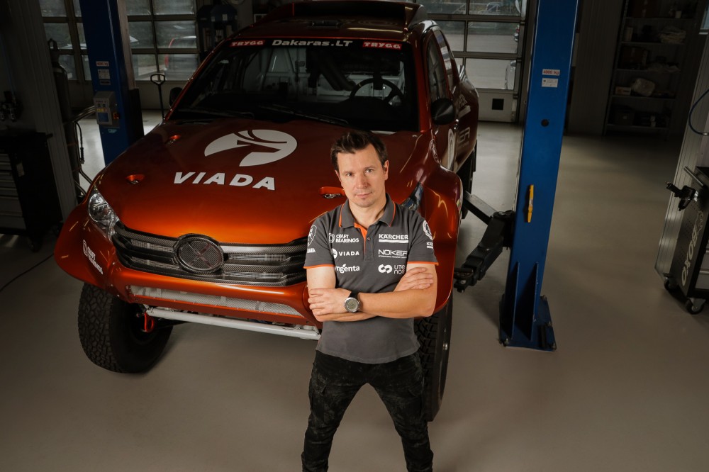 Antanas Juknevičius šalia <a href='https://www.autobilis.lt/skelbimai/naudoti-automobiliai/toyota' target='_blank' class='phrase'>Toyota</a> Hilux