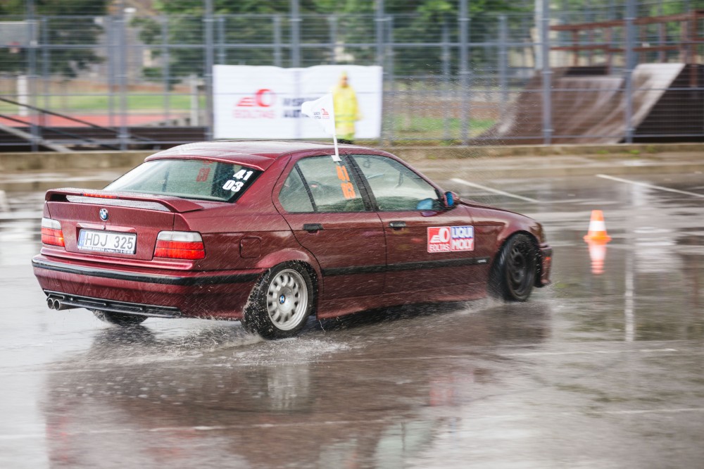 <a href='https://www.autobilis.lt/skelbimai/naudoti-automobiliai/bmw' target='_blank' class='phrase'>BMW</a> 3
