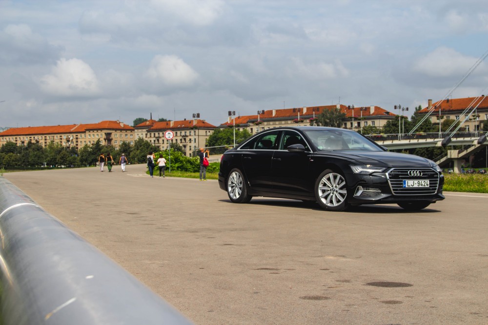 Naujos kartos <a href='https://www.autobilis.lt/skelbimai/naudoti-automobiliai/audi' target='_blank' class='phrase'>Audi</a> A6 50 TDI testas