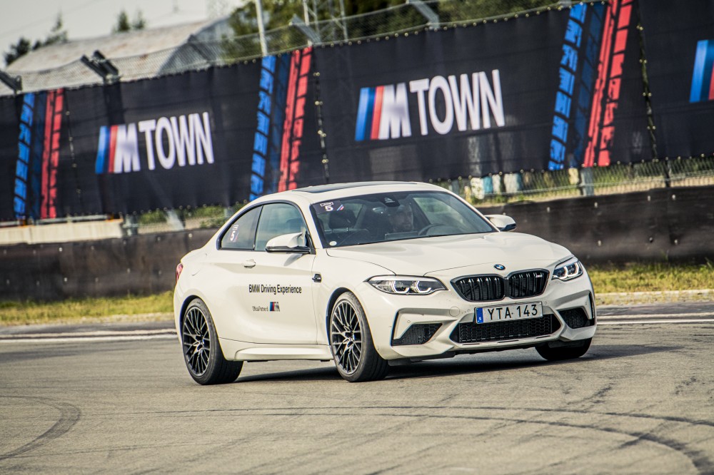 <a href='https://www.autobilis.lt/skelbimai/naudoti-automobiliai/bmw' target='_blank' class='phrase'>BMW</a> M2 Competition