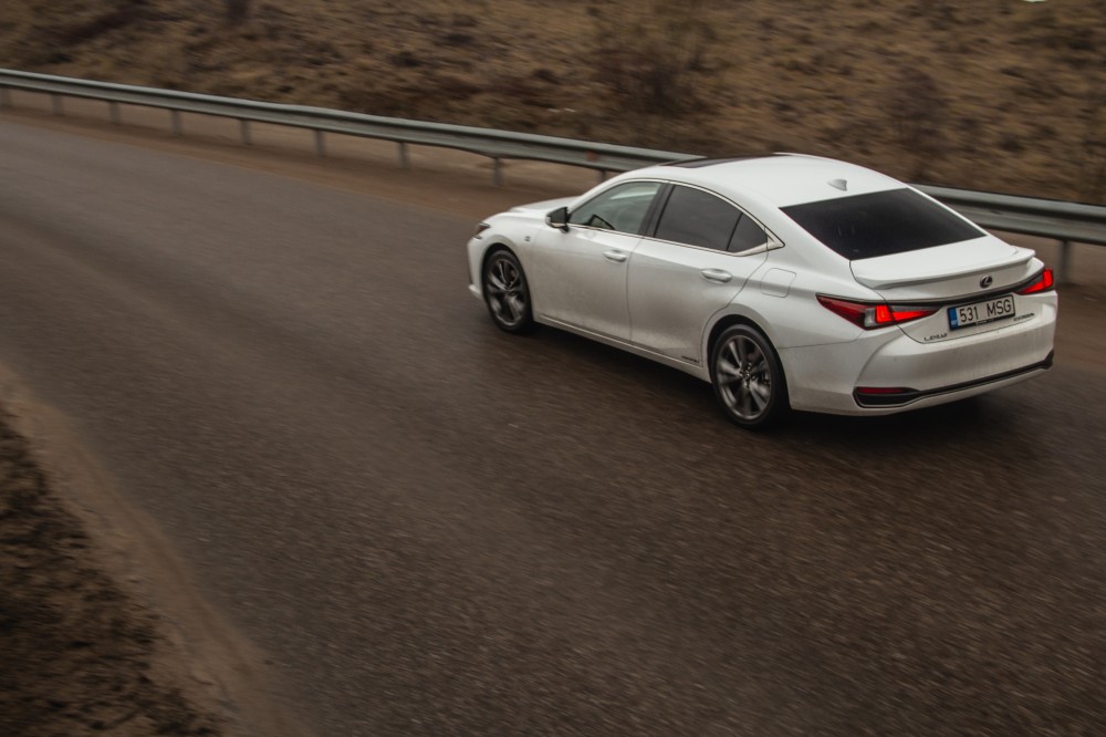 Lexus ES ir <a href='https://www.autobilis.lt/skelbimai/naudoti-automobiliai/volvo' target='_blank' class='phrase'>Volvo</a> S90 palyginamasis testas
