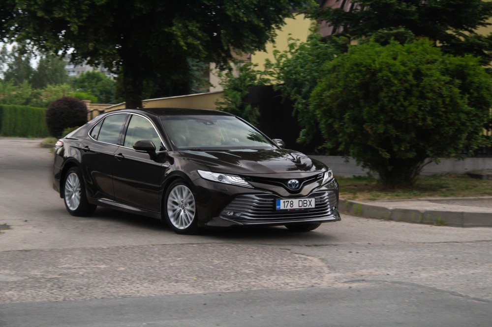 Hibridinio Toyota Camry testas