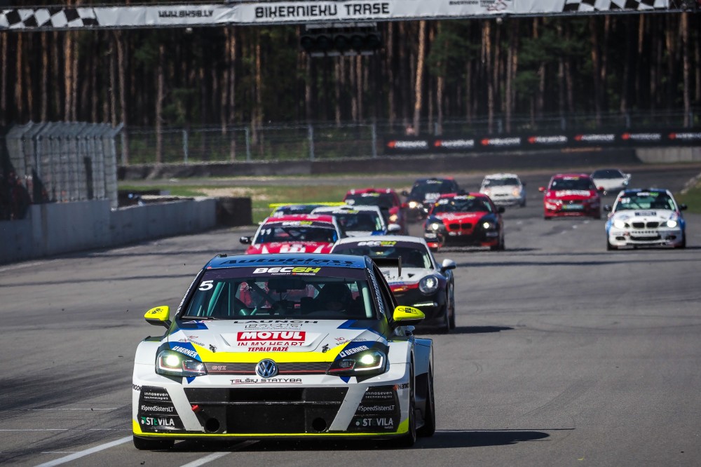 <a href='https://www.autobilis.lt/skelbimai/naudoti-automobiliai/volkswagen' target='_blank' class='phrase'>Volkswagen</a> Golf GTI TCR