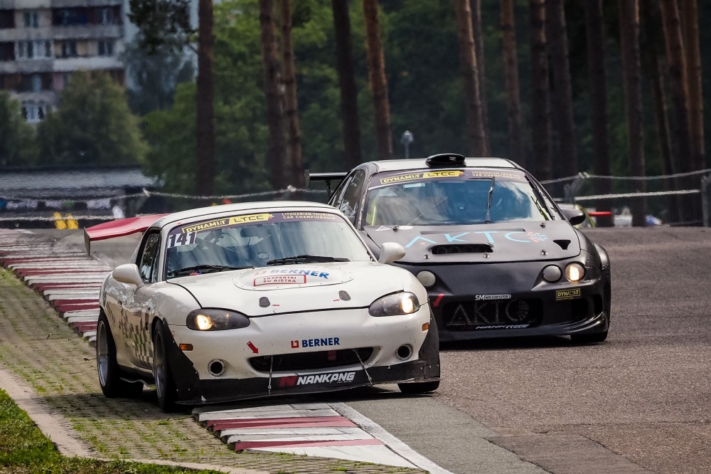 <a href='https://www.autobilis.lt/skelbimai/naudoti-automobiliai/mazda' target='_blank' class='phrase'>Mazda</a> MX-5