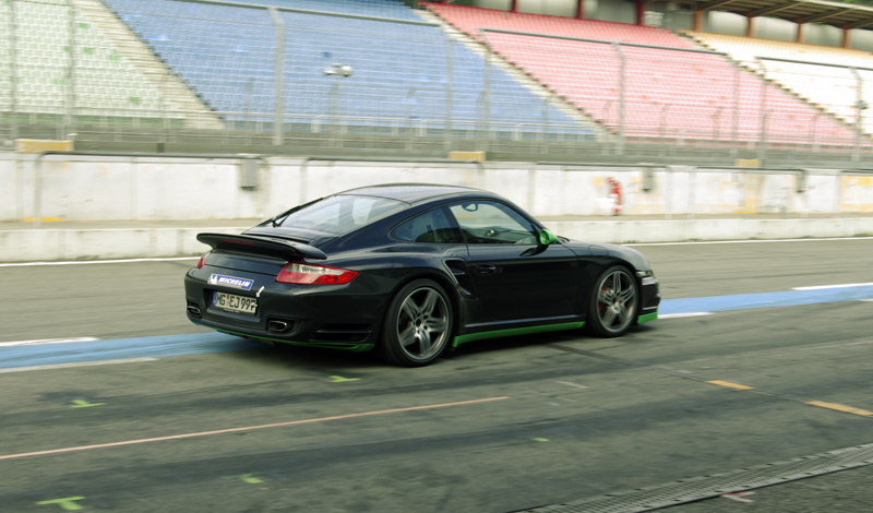 Hockenheimring trasoje matyti automobiliai