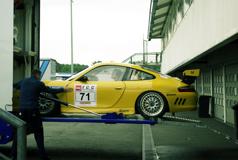 Hockenheimring trasoje matyti automobiliai
