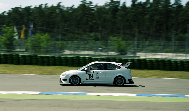 Hockenheimring trasoje matyti automobiliai