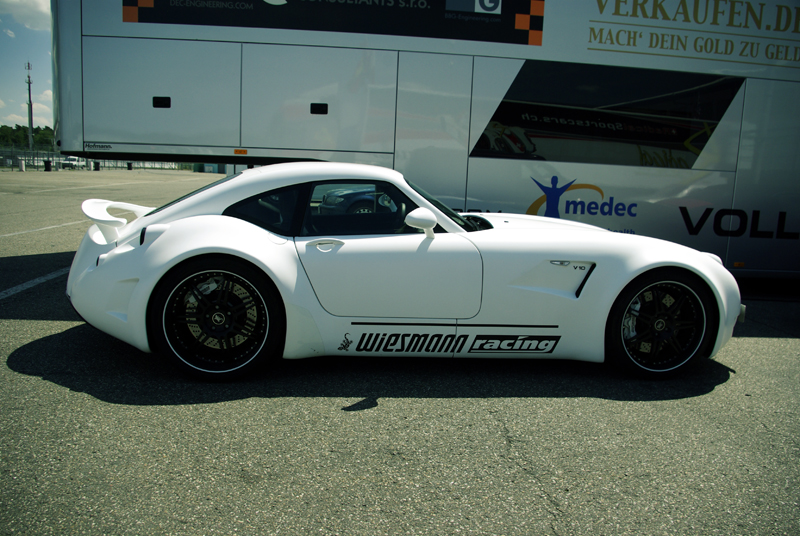 Hockenheimring trasoje matyti automobiliai