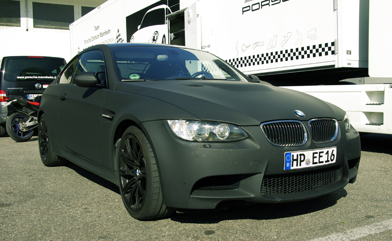 Hockenheimring trasoje matyti automobiliai