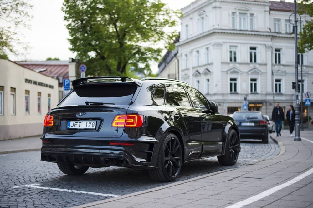 Gatvėje užfiksuotas Mansory Bentayga