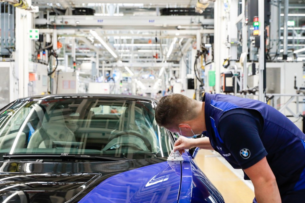BMW i8 gamykloje Leipcige