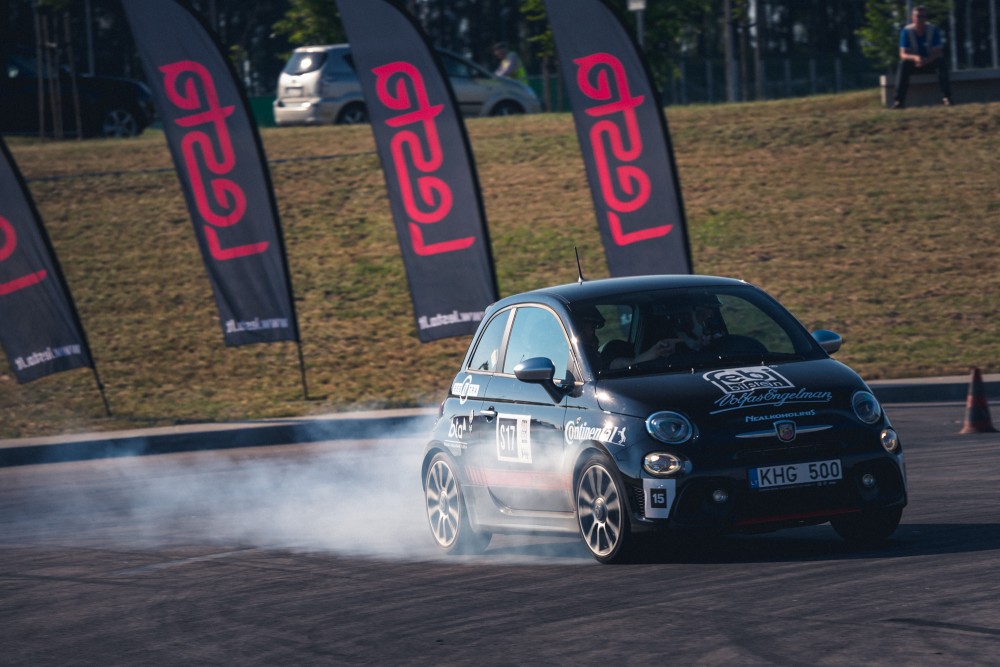 <a href='www.autobilis.lt/skelbimai/naudoti-automobiliai/fiat' target='_blank' class='phrase'>Fiat</a> 500 Abarth