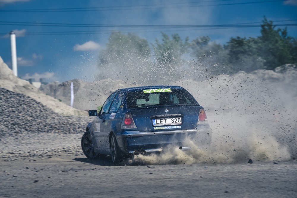 <a href='https://www.autobilis.lt/skelbimai/naudoti-automobiliai/bmw' target='_blank' class='phrase'>BMW</a> 323