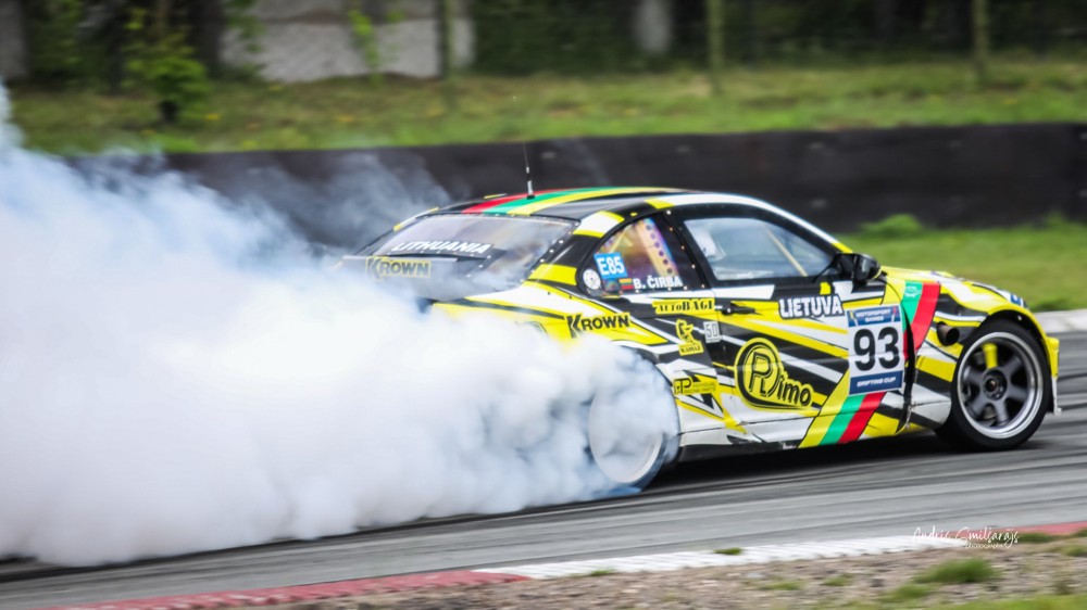 <a href='https://www.autobilis.lt/skelbimai/naudoti-automobiliai/bmw' target='_blank' class='phrase'>BMW</a> automobilį vairuojantis Benediktas Čirba