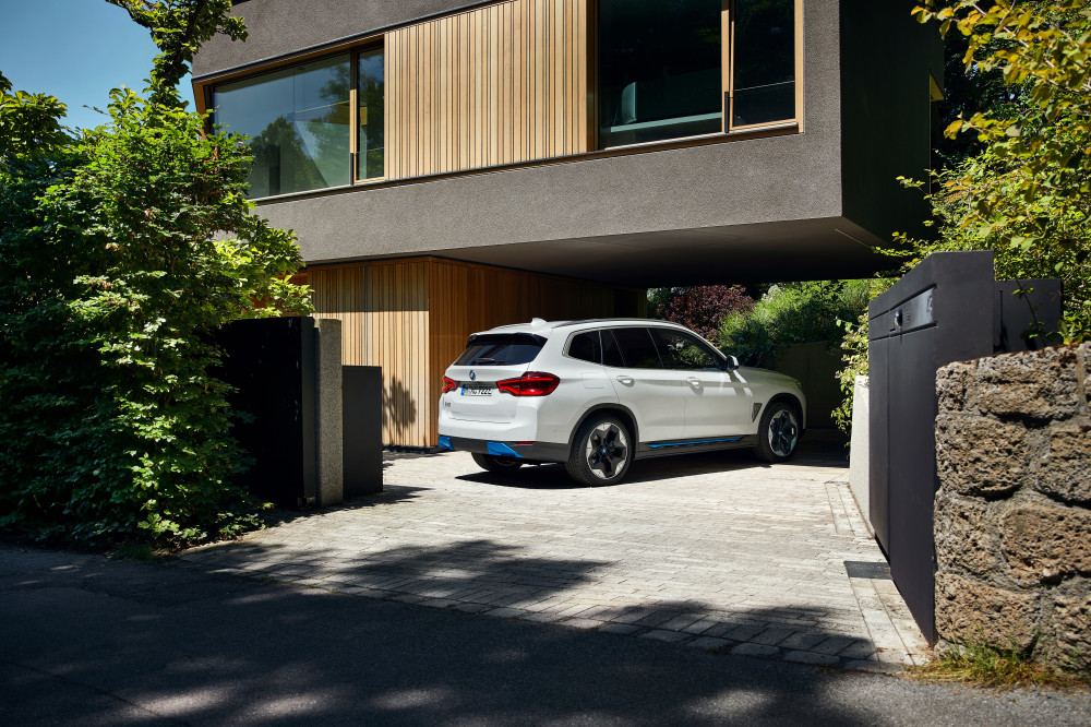 Elektrinis BMW iX3 visureigis