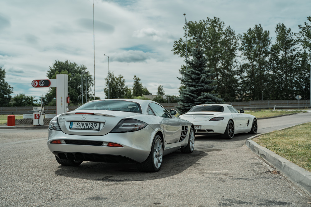 „Mercedes-Benz SLS AMG“ ir „Mercedes-Benz SLR Mclaren“
